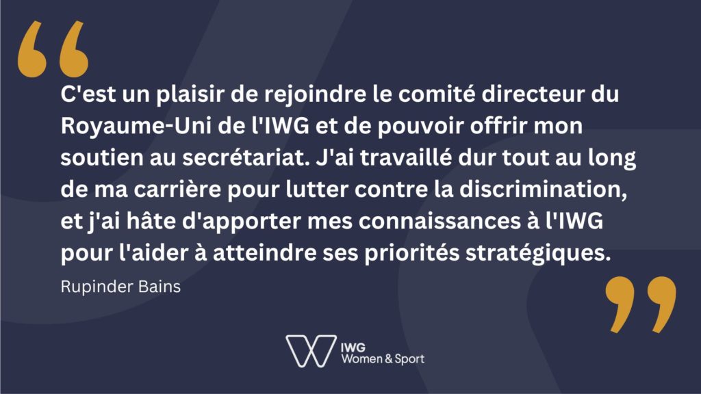 White text in French which reads: C'est un plaisir de rejoindre le comité directeur du Royaume-Uni de l'IWG et de pouvoir offrir mon soutien au secrétariat. J'ai travaillé dur tout au long de ma carrière pour lutter contre la discrimination, et j'ai hâte d'apporter mes connaissances à l'IWG pour l'aider à atteindre ses priorités stratégiques.